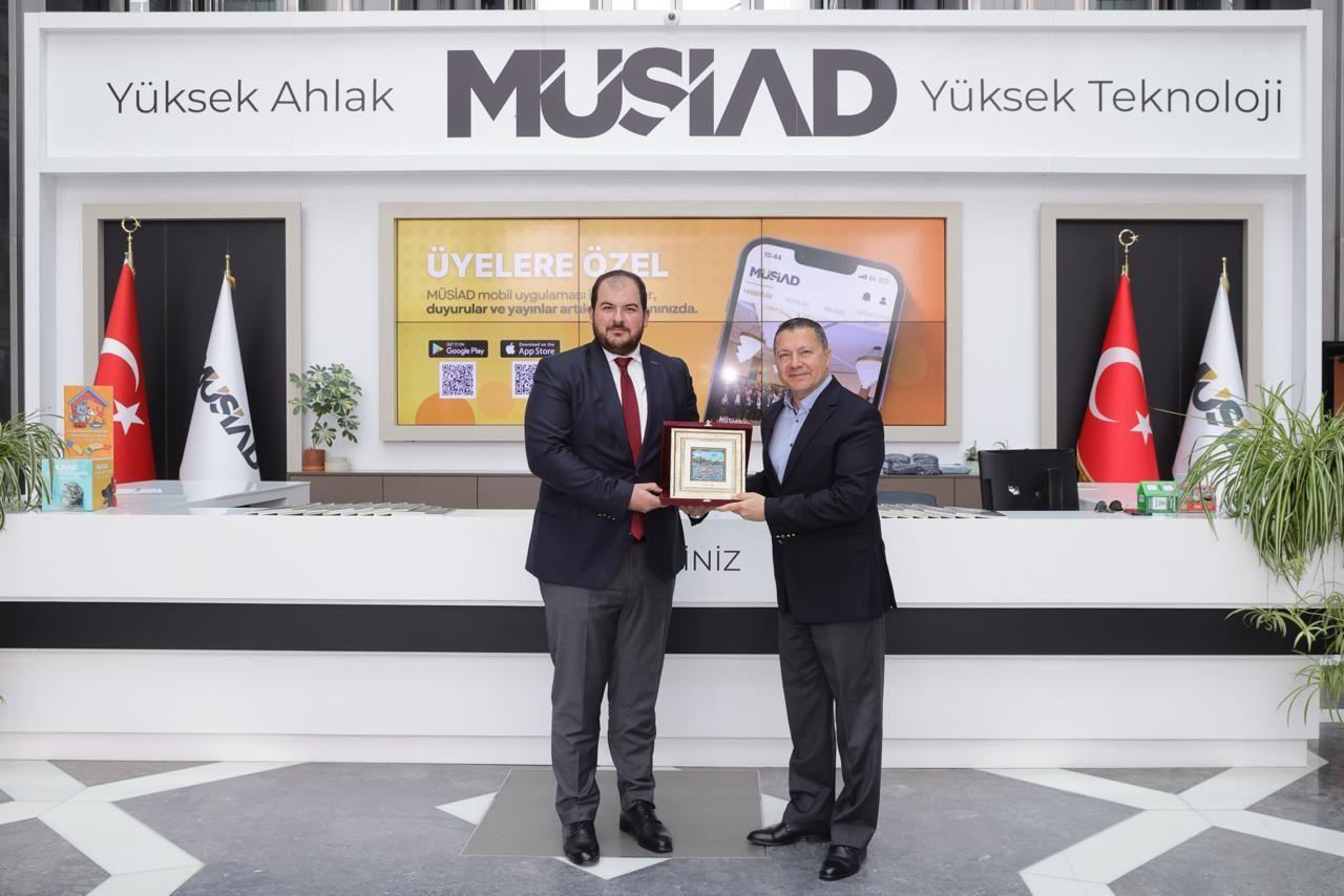 Ziyaret anısına hediye takdimi